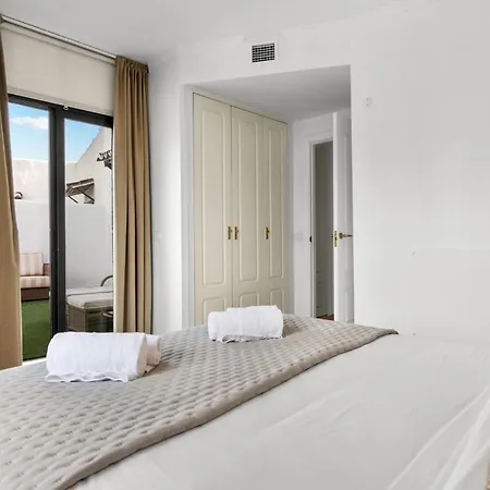 Lomas - Pool, Terrace & View Apartment